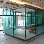 Verkaufsbox mit Schiebetüren und Grünem Glas