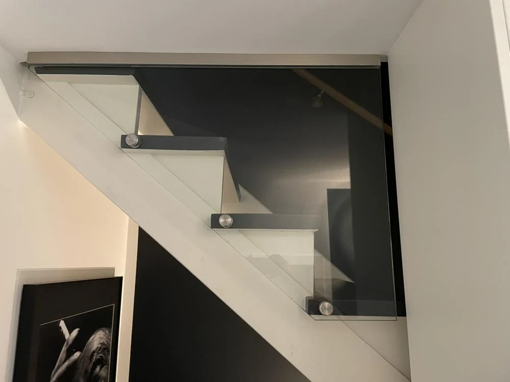 Glasgeländer an einer Treppe im Wohnbereich